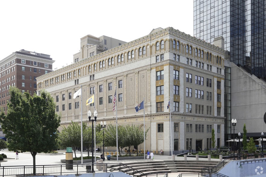 220 Lyon St NW, Grand Rapids, MI for lease - Primary Photo - Image 1 of 24