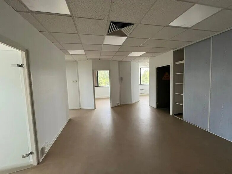 Office in Besançon for lease - Interior Photo - Image 3 of 11