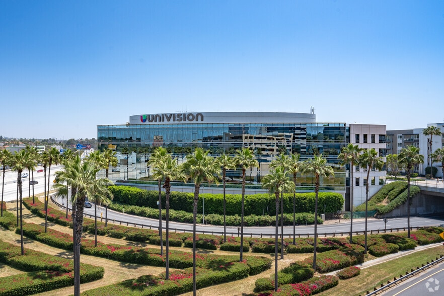 5999 Center Dr, Los Angeles, CA à louer - Photo du bâtiment - Image 2 de 6