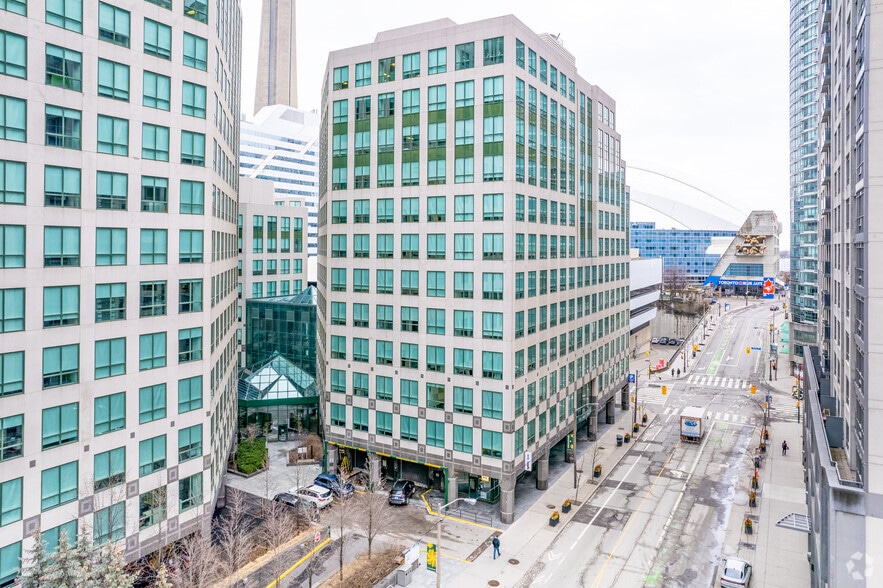 330 Front St W, Toronto, ON for lease - Building Photo - Image 2 of 10