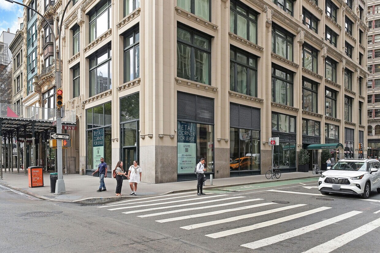 212 Fifth Ave, New York, NY à louer Photo du bâtiment- Image 1 de 4