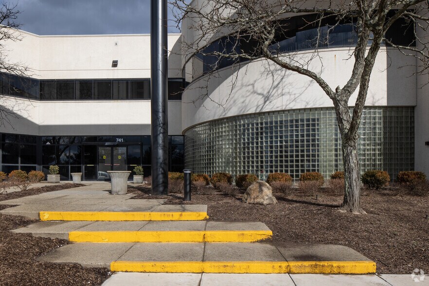 741 Northfield Ave, West Orange, NJ à louer - Photo du bâtiment - Image 3 de 5