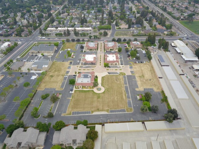 205 E Caldwell Ave, Visalia, CA à vendre - Photo du bâtiment - Image 2 de 3