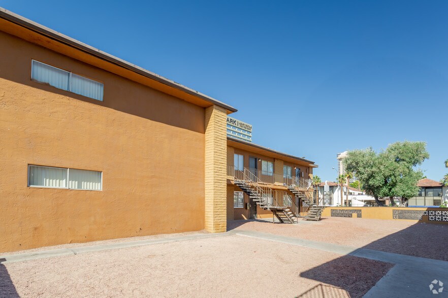 1107 E Desert Inn Rd, Las Vegas, NV à vendre - Photo du bâtiment - Image 3 de 3