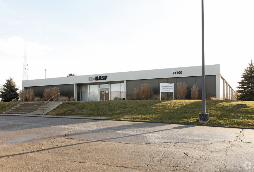 24700 W 11 Mile Rd, Southfield, MI for sale - Primary Photo - Image 1 of 14