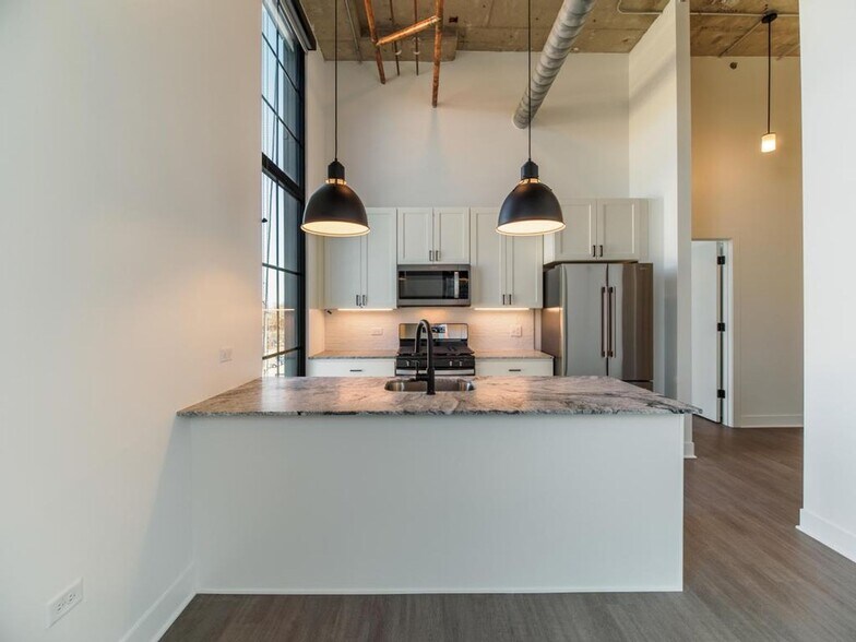 4730 W Irving Park Rd, Chicago, IL à louer - Photo intérieure - Image 2 de 20