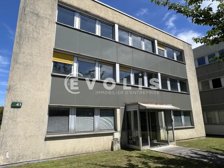 Office in Noisiel for lease - Building Photo - Image 3 of 9