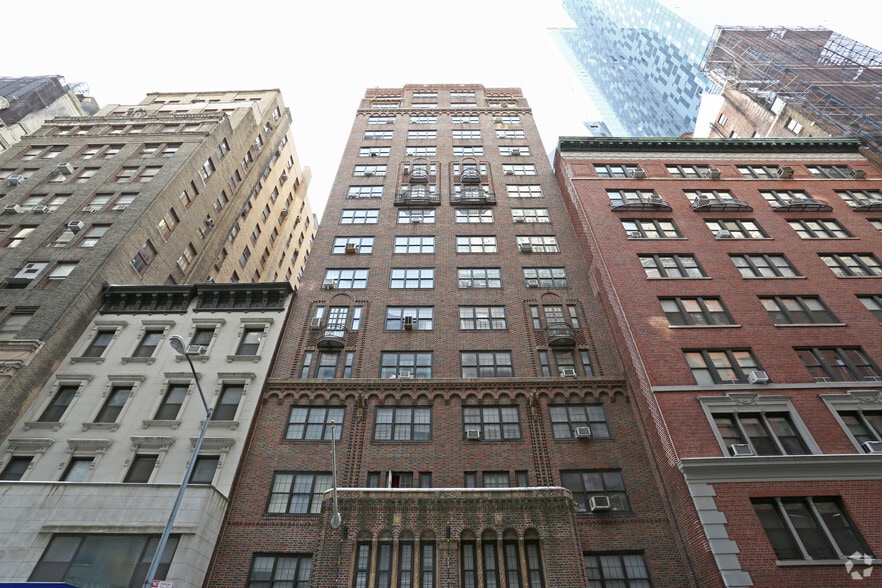 134 W 58th St, New York, NY for lease - Building Photo - Image 3 of 4