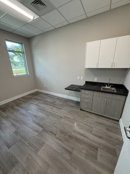 101 NW 12th St, Pompano Beach, FL à louer - Photo intérieure - Image 3 de 32