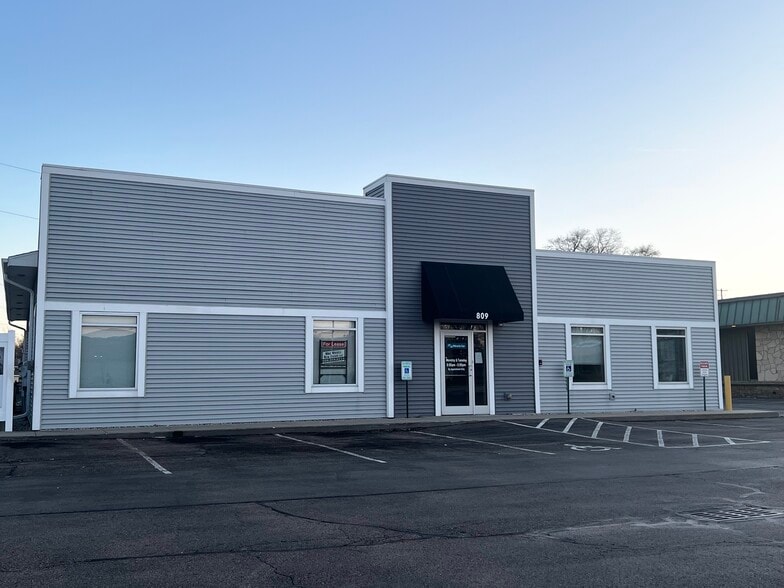 809 Park Ave, Beaver Dam, WI for lease - Building Photo - Image 2 of 19