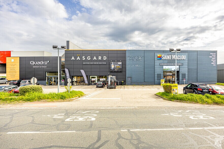 Retail in Limonest for lease - Building Photo - Image 2 of 2