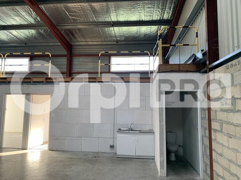 Flex in SAINT-JEAN-D'ILLAC for lease - Interior Photo - Image 3 of 5