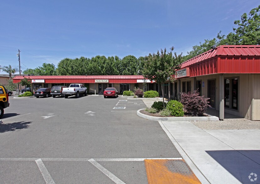 697 N Palora Ave, Yuba City, CA à louer - Photo du bâtiment - Image 2 de 2