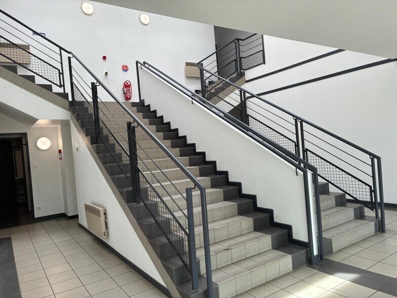 Office in Créteil for lease - Interior Photo - Image 2 of 10