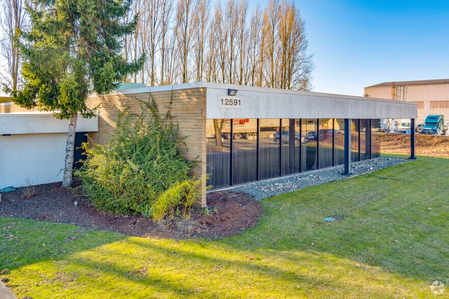 12591 Vulcan Way, Richmond, BC à louer - Photo du bâtiment - Image 2 de 4