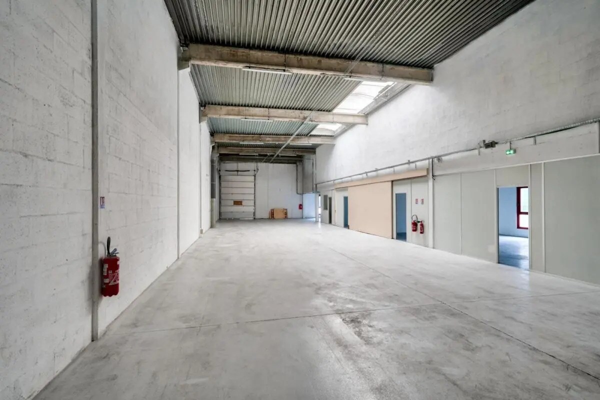 Flex in Éragny for lease Building Photo- Image 1 of 5