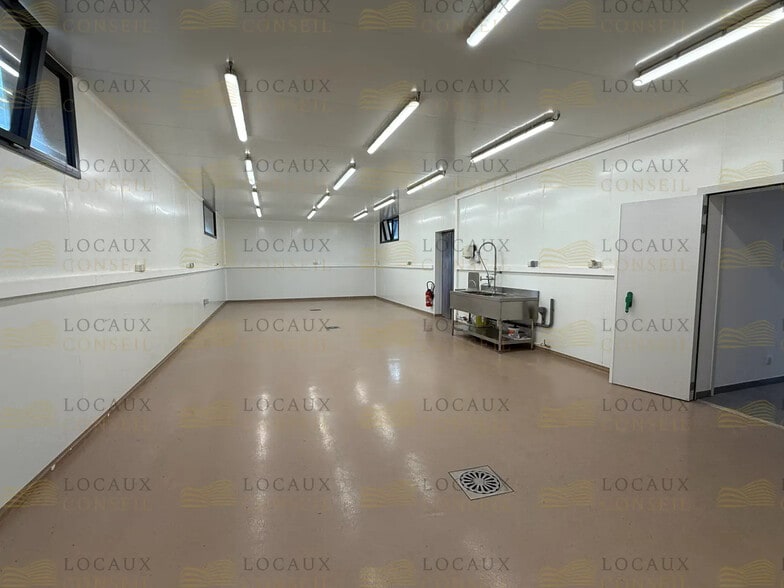 Flex in Ennery for lease - Interior Photo - Image 2 of 8