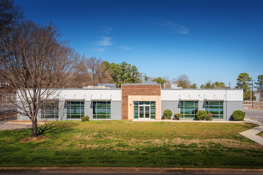 3401 Spring Forest Rd, Raleigh, NC à louer - Photo du bâtiment - Image 1 de 8