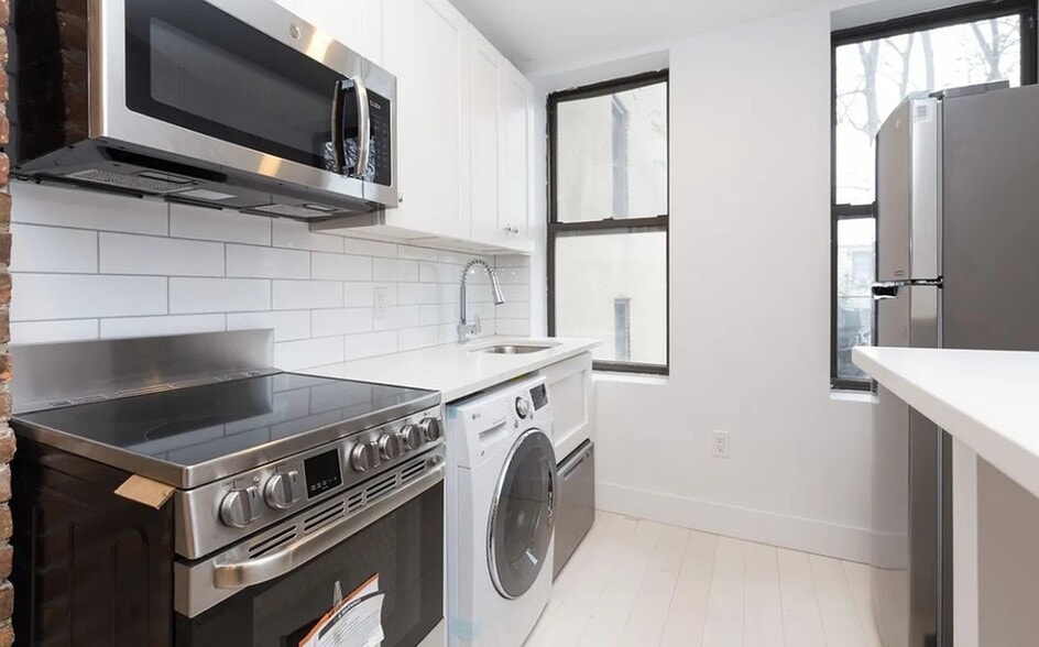 317 E 5th St, New York, NY for lease - Interior Photo - Image 3 of 6