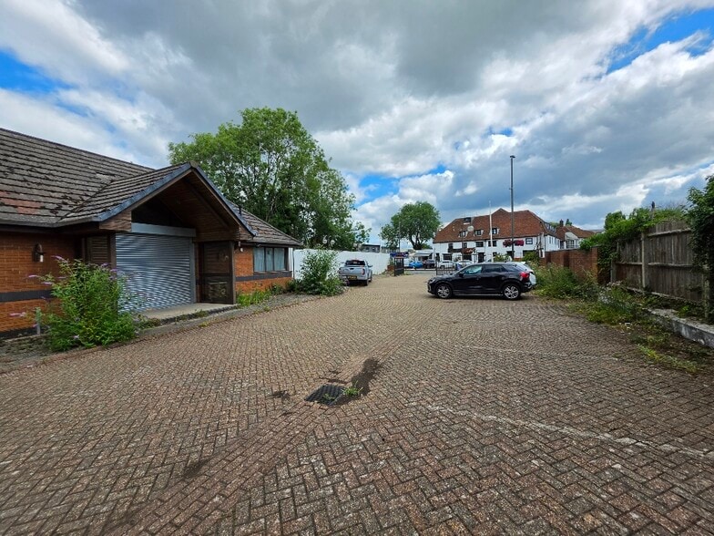 1 Oxford Rd, Uxbridge for lease - Building Photo - Image 3 of 14