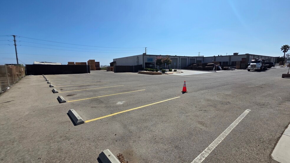 3810 Transport St, Ventura, CA for lease - Building Photo - Image 2 of 4