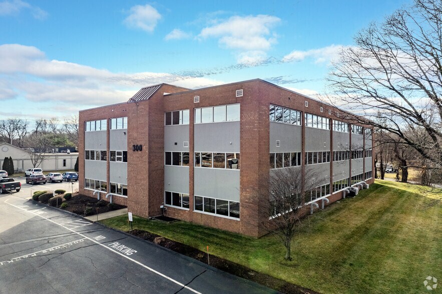 300 Toll Gate Rd, Warwick, RI à louer - Photo du bâtiment - Image 3 de 26
