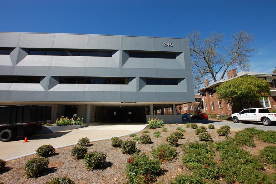 246 Sycamore St, Decatur, GA à louer - Photo du bâtiment - Image 2 de 7