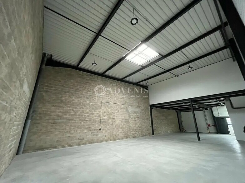 Flex in Lieusaint for lease - Interior Photo - Image 2 of 12