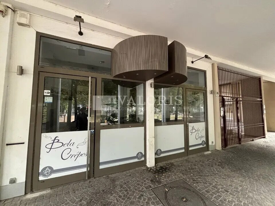 Retail in Lyon for lease Building Photo- Image 1 of 4