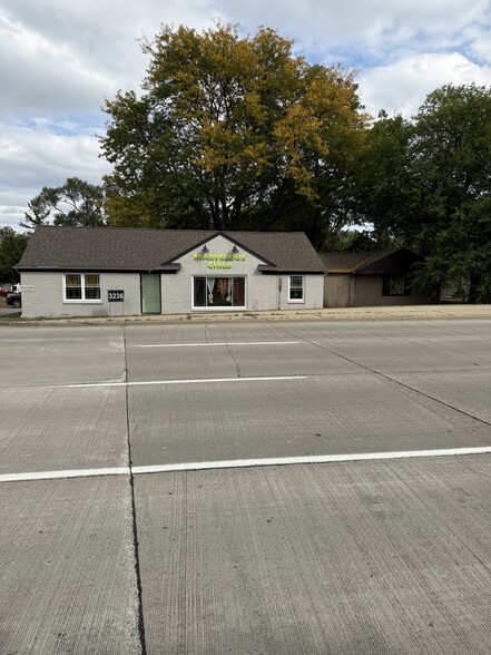 3236 Rochester Rd, Troy, MI for lease - Building Photo - Image 1 of 3