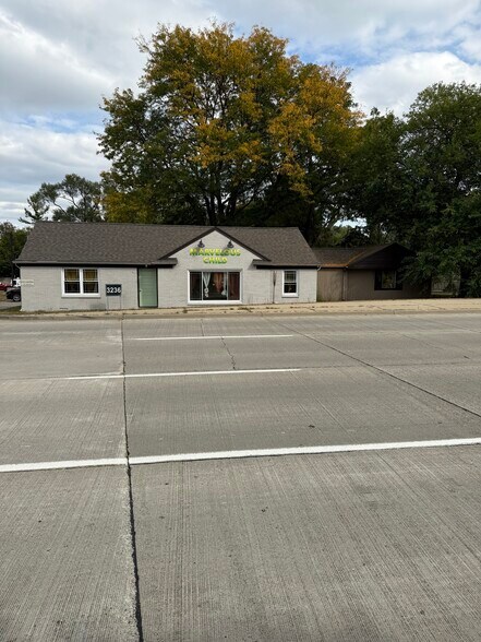 3236 Rochester Rd, Troy, MI à vendre - Photo du bâtiment - Image 3 de 7