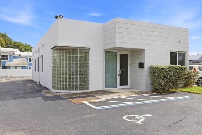 More details for 611 NE 13th St, Fort Lauderdale, FL - Office for Lease