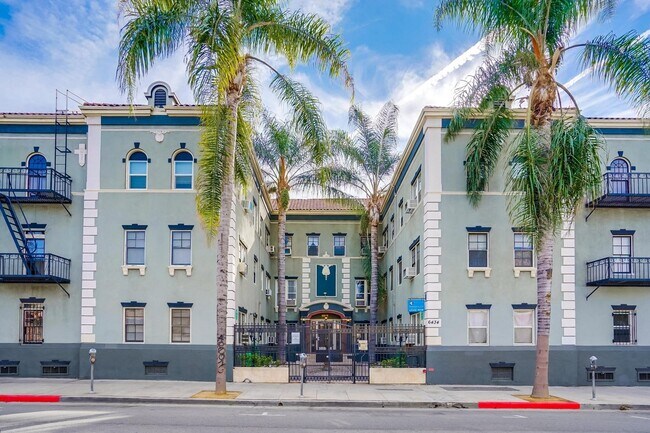 Plus de détails pour 6434 Yucca St, Los Angeles, CA - Multi-résidentiel à vendre