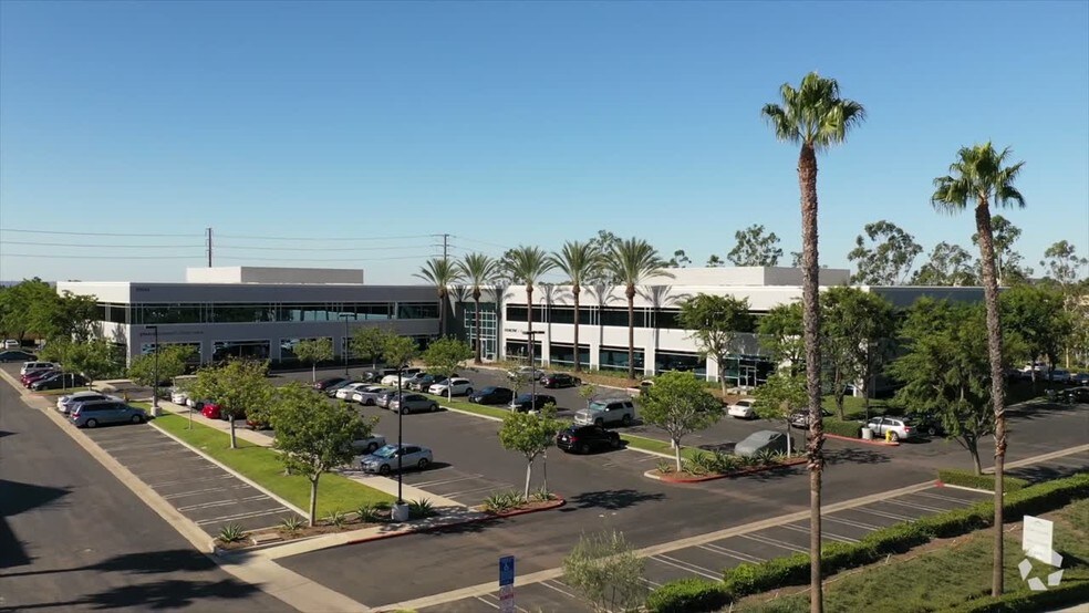 27042 Towne Centre Dr, Lake Forest, CA à louer - Vidéo sur l’inscription commerciale - Image 2 de 10