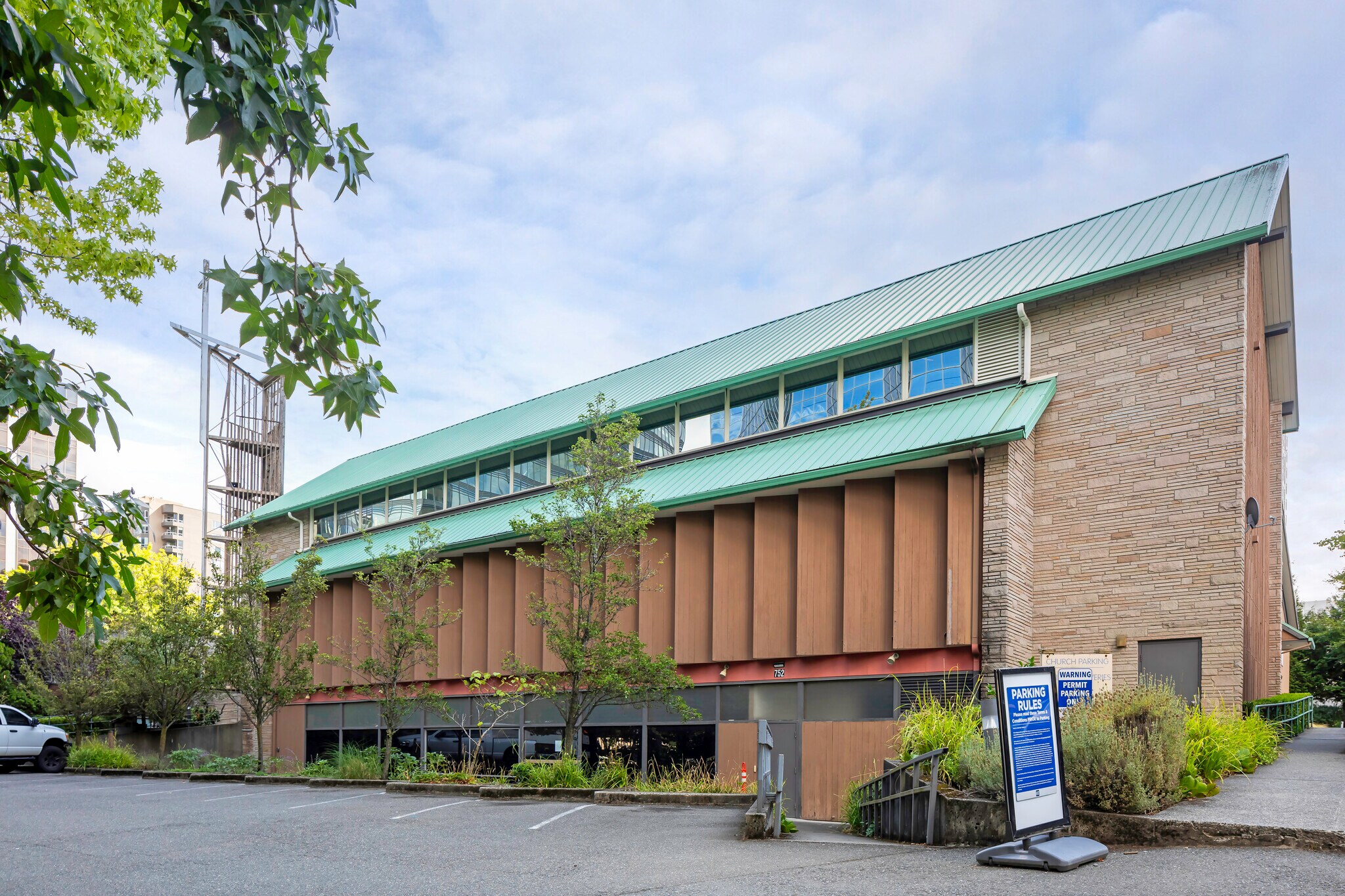 752 108th Ave NE, Bellevue, WA à louer Photo du bâtiment- Image 1 de 10