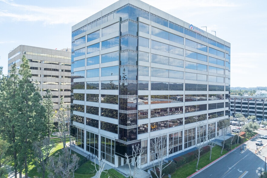 6303 Owensmouth Ave, Woodland Hills, CA for lease - Building Photo - Image 1 of 8