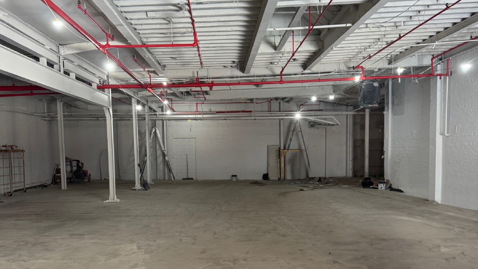 276 Greenpoint Ave, Brooklyn, NY for lease - Building Photo - Image 3 of 3