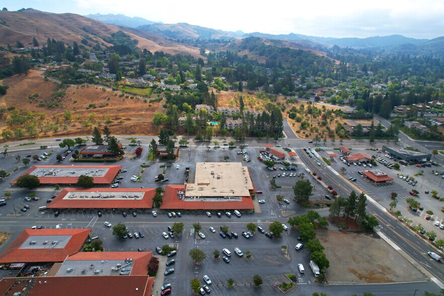 1405 Moraga Way, Moraga, CA à louer - Photo du bâtiment - Image 3 de 4