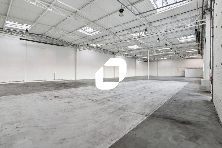 7 Rue Michel Jacquet, Saint-Priest for lease - Interior Photo - Image 2 of 20