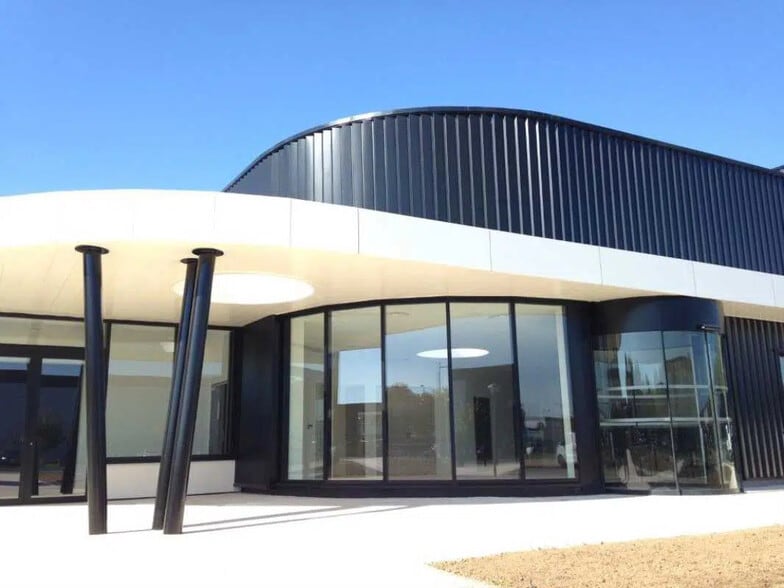 8 Rue Du Maréchal De Lattre De Tassigny, Élancourt for lease - Building Photo - Image 1 of 7