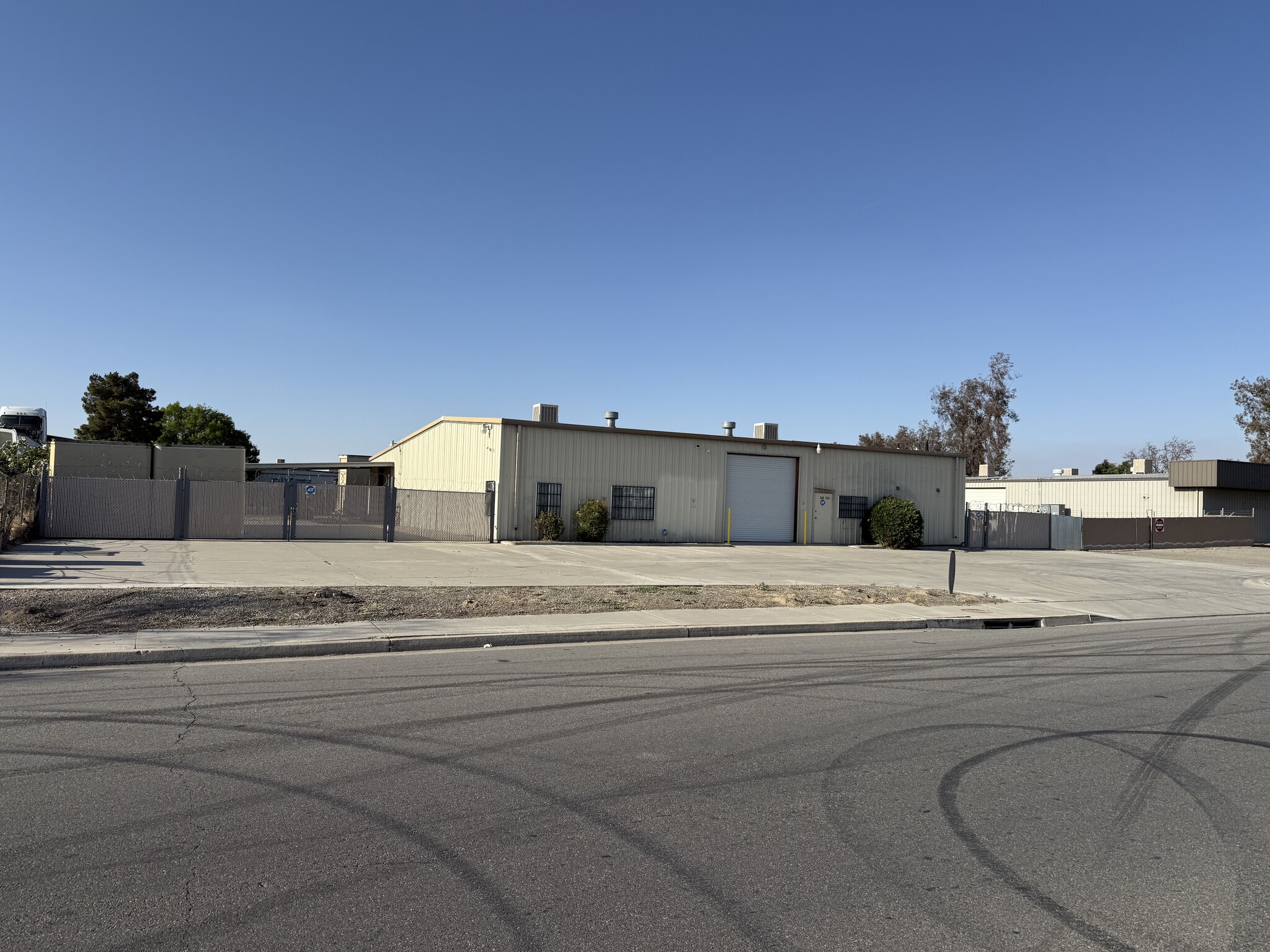 300 Watts Dr, Bakersfield, CA à vendre Photo du bâtiment- Image 1 de 6