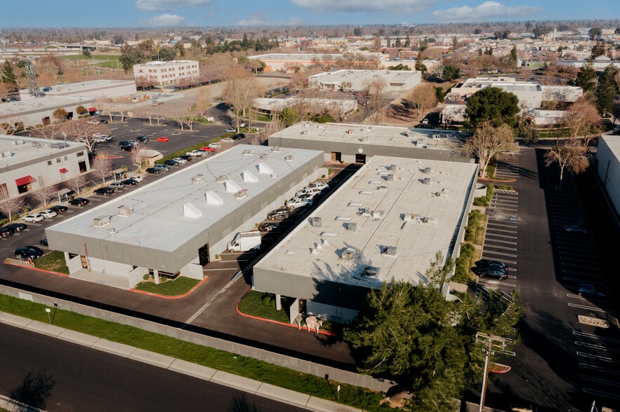 1581 Cummins Dr, Modesto, CA for lease - Building Photo - Image 2 of 6