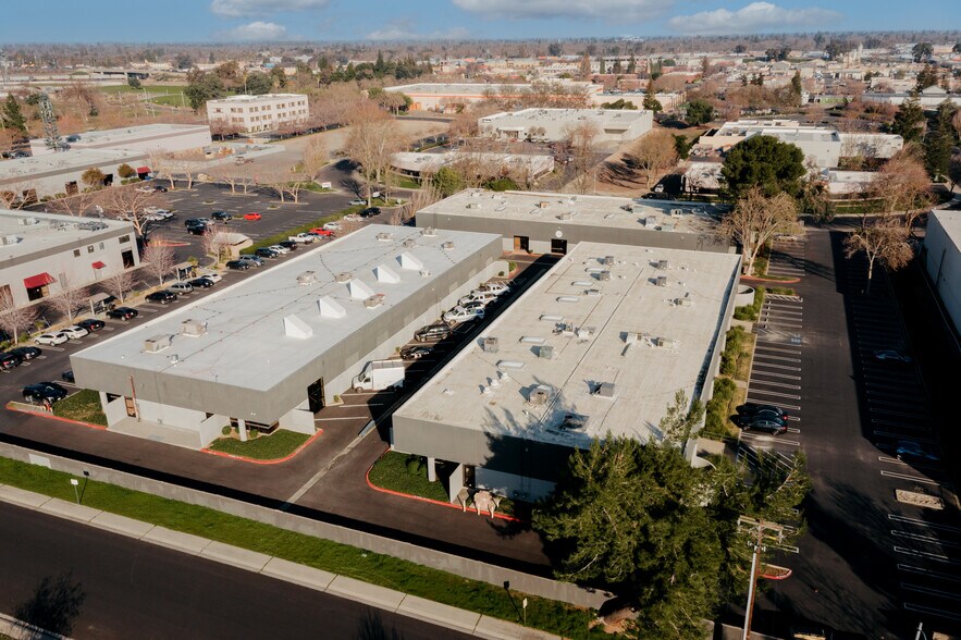 1581 Cummins Dr, Modesto, CA à louer - Photo du bâtiment - Image 2 de 6