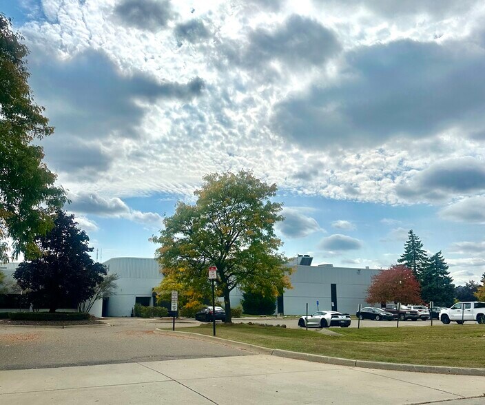2700 Product Dr, Rochester Hills, MI à louer - Photo du bâtiment - Image 2 de 6