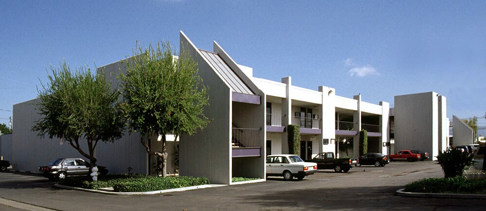 2100-2122 S Grand Ave, Santa Ana, CA à louer Photo du bâtiment- Image 1 de 9