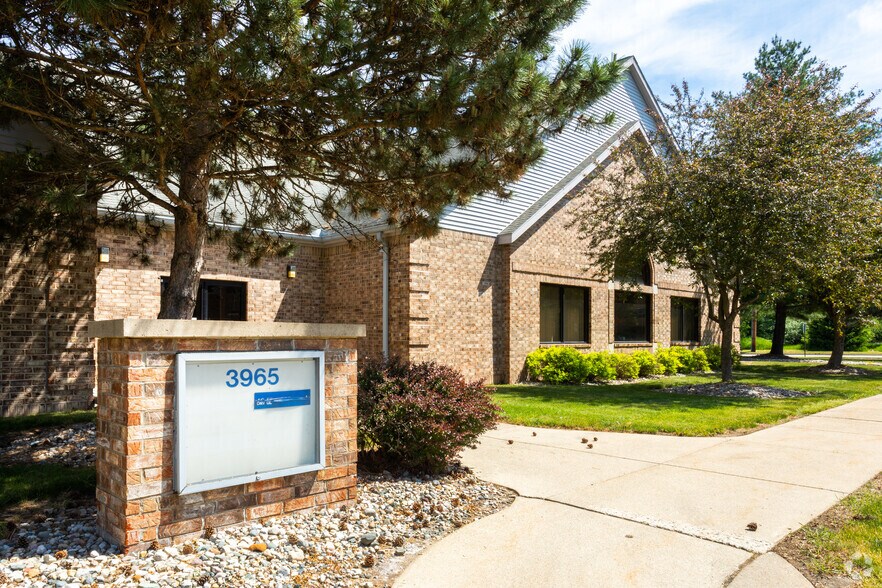 3965 Okemos Rd, Okemos, MI à louer - Photo du bâtiment - Image 2 de 5