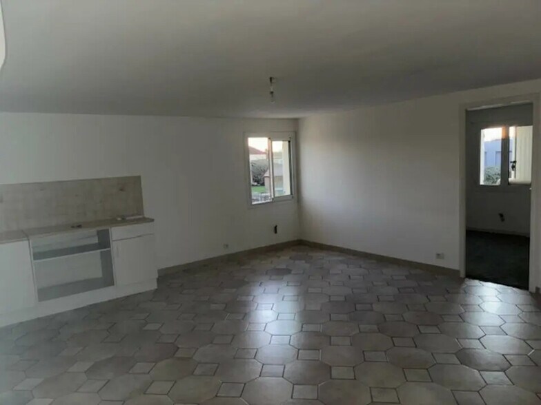 Office in Carpentras for lease - Interior Photo - Image 2 of 6