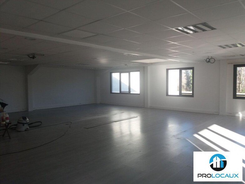 Office in Seyssins for lease - Interior Photo - Image 2 of 3