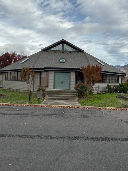 400 Williamson Way, Ashland, OR for sale - Building Photo - Image 2 of 24