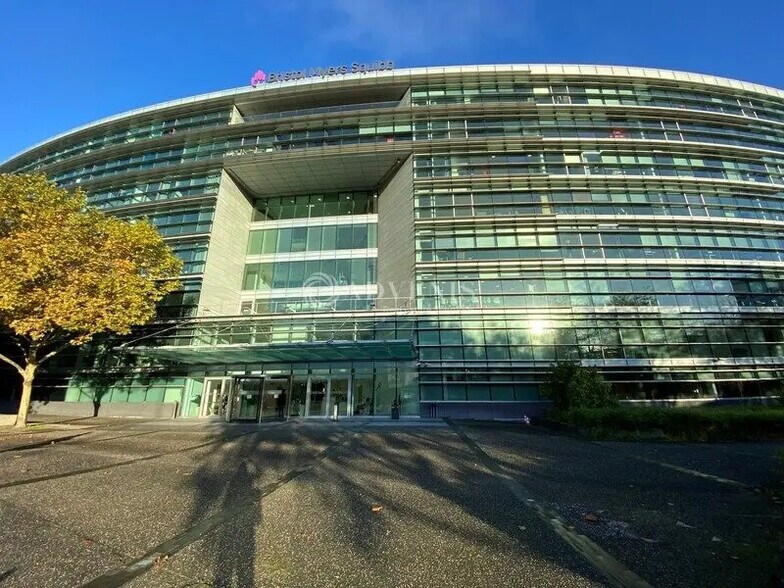 Office in Rueil-Malmaison for lease - Building Photo - Image 1 of 10